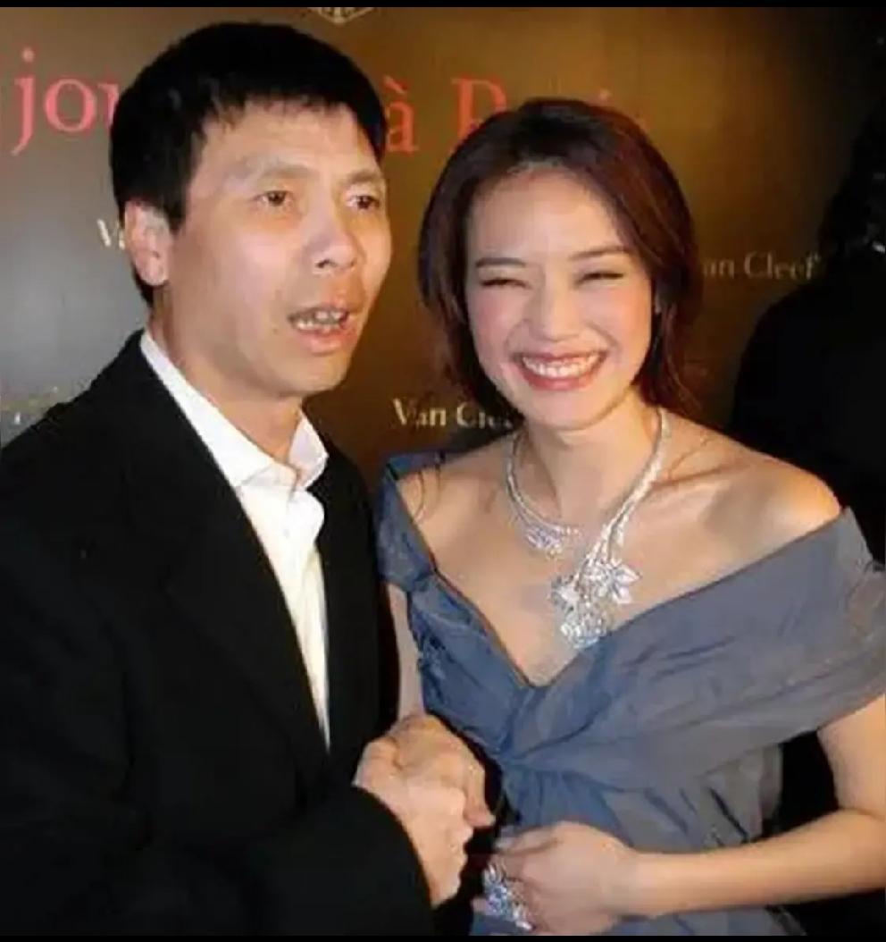 一天，冯小刚给马未都打电话，他说，我组了一个局，邀请几位多年的好友，来家里聚聚，