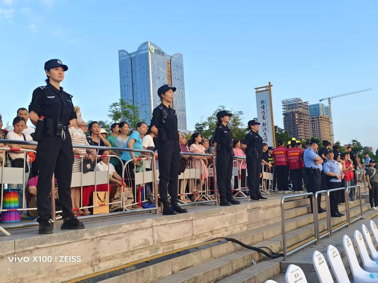 高坪江东义警，英姿飒爽！
