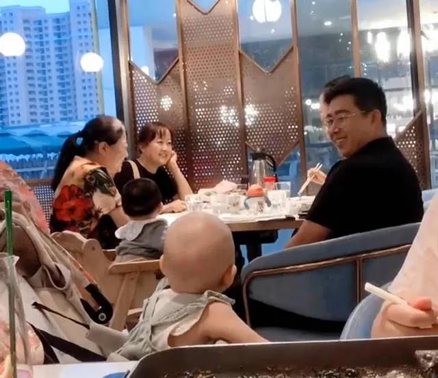 尽量不要带孩子出去吃饭，也尽量不点外卖

如今，越来越多的家长开始注意到孩子在外