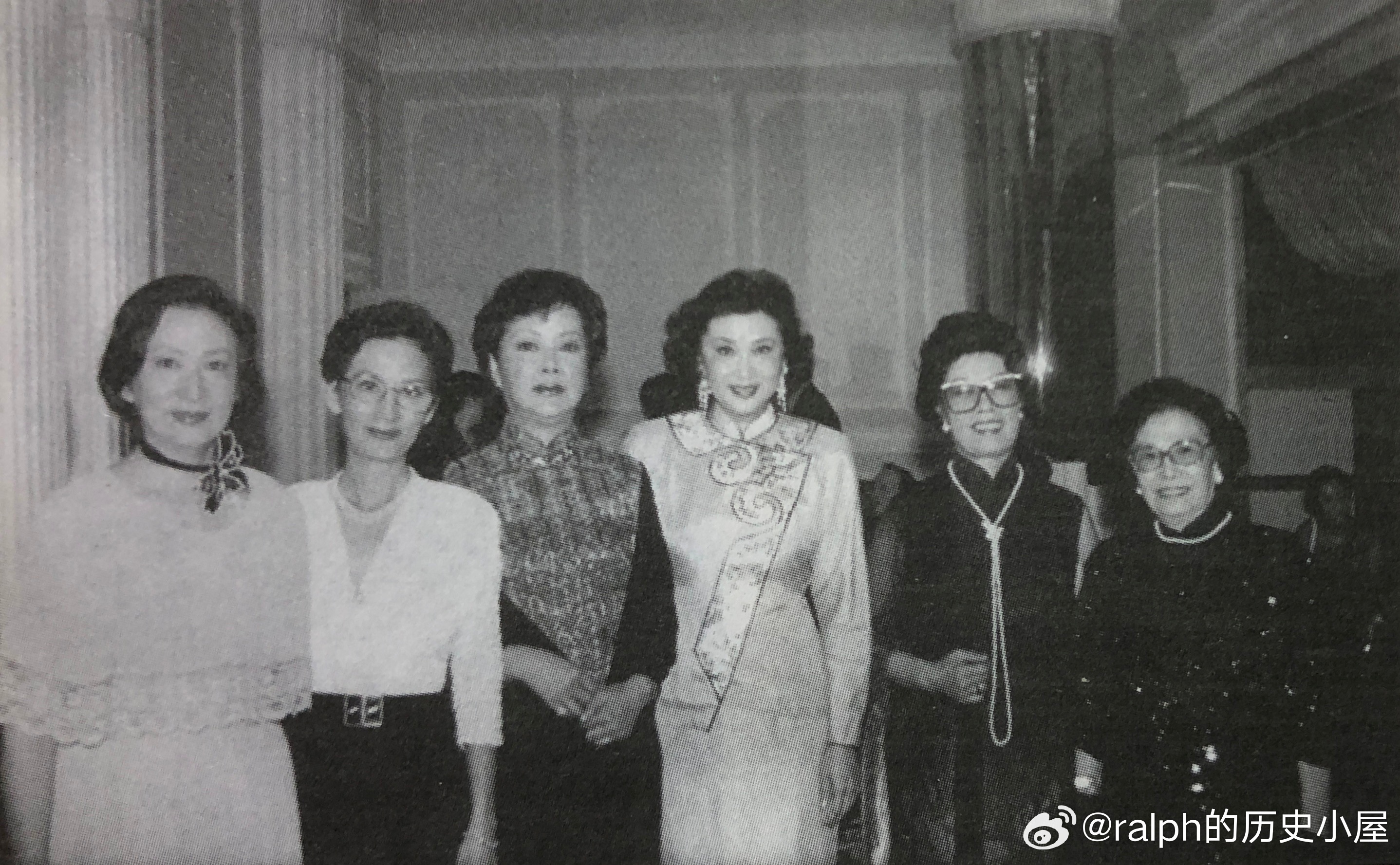 1993年上海长凤新电影回顾展。左起朱虹、王小燕、陈思思、夏梦、冯琳、龚秋霞历史