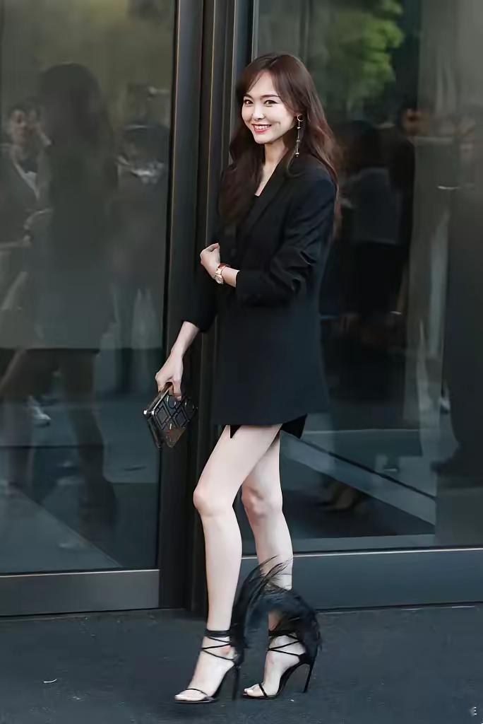 唐嫣真不愧是腿模啊，路人镜头下的唐嫣腿又白又直真美啊 