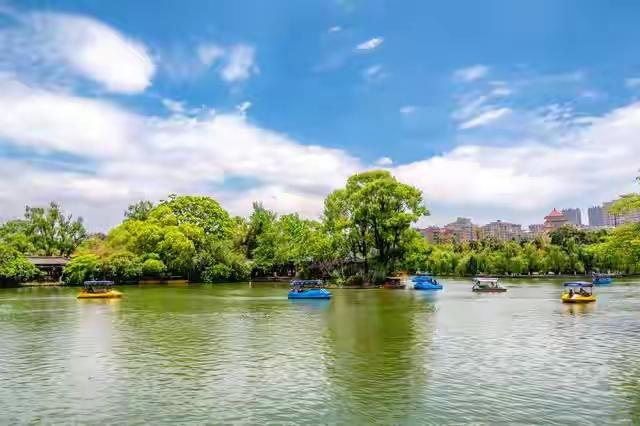 腐败不除，很有可能就被别人不费一兵一卒的从内部给瓦解了
这句话如一面镜子，照出了