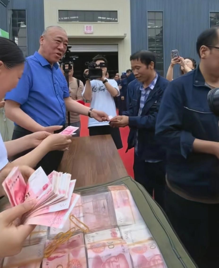 河南两家知名企业，到底为什么挣钱？

1. 胖东来：2025年销售额235.31