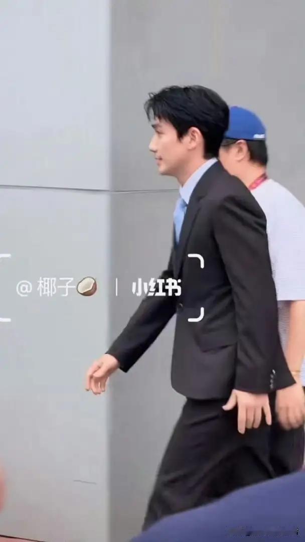啊啊啊！又看到新鲜的朱一龙了。
 
感觉已经好久没有见到他露面，龙还是一如既往的