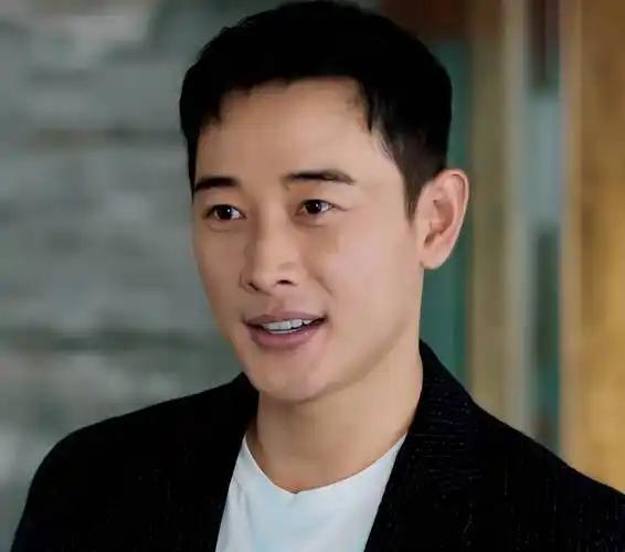 我最喜欢罗晋在《天下长河》里的表现。这部剧豆瓣评分高达 8.4 分，是不可多得的