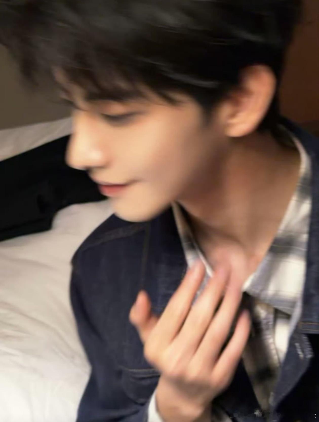 徐若晗拍的陈鑫海徐若晗这拍照技能可以直接出道当摄影师了！把陈鑫海拍得又苏又少年，