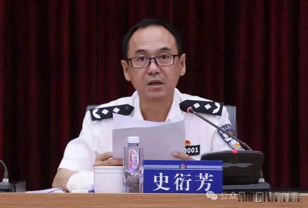 61岁的史衍芳，这位一度被称之为“刑侦专家”的老公安，最终倒在退休的门槛上。
