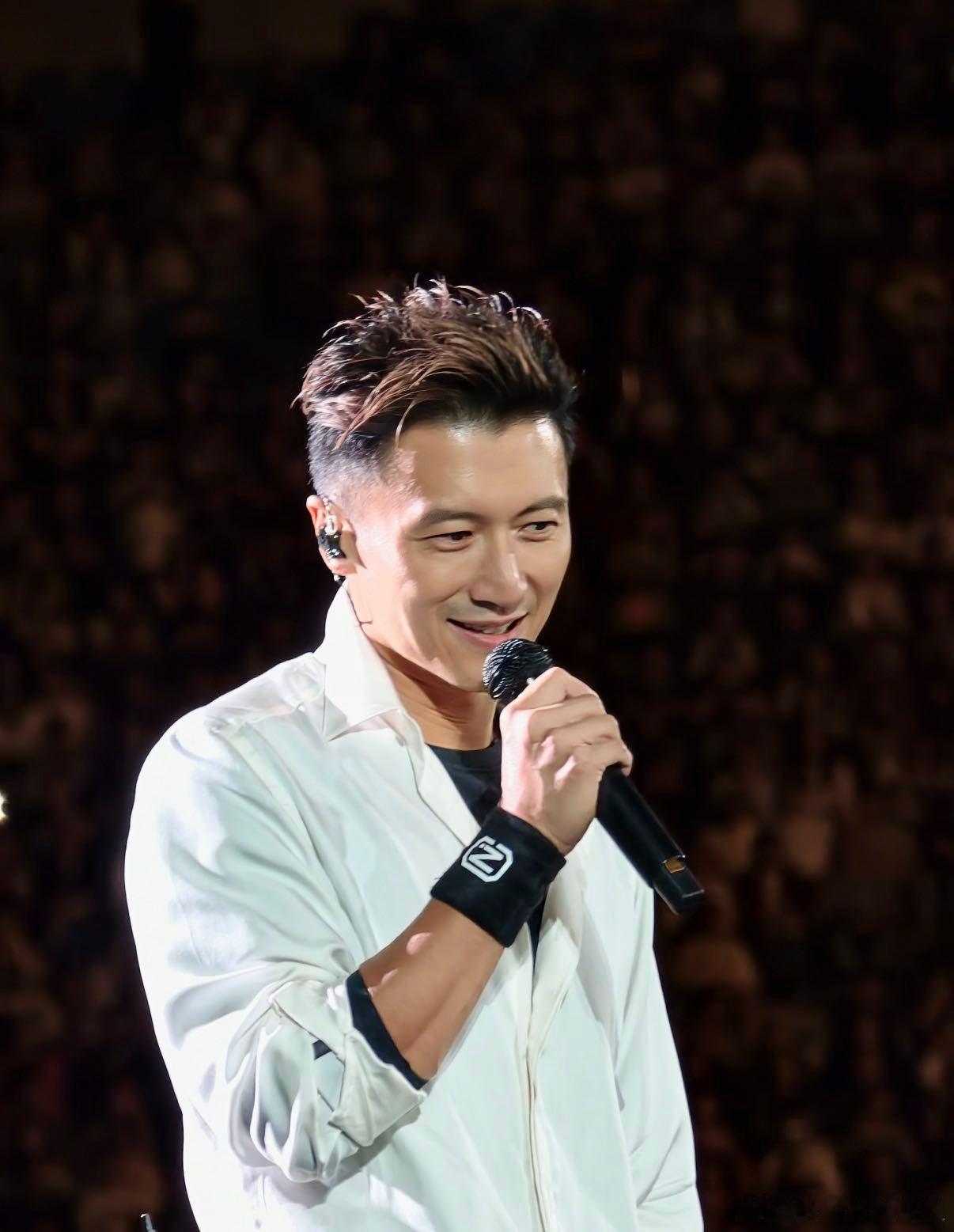 谢霆锋这就是年上的魅力吗谢霆锋成都演唱会首唱蒸发 歌迷写下“还想听《蒸发》”，成