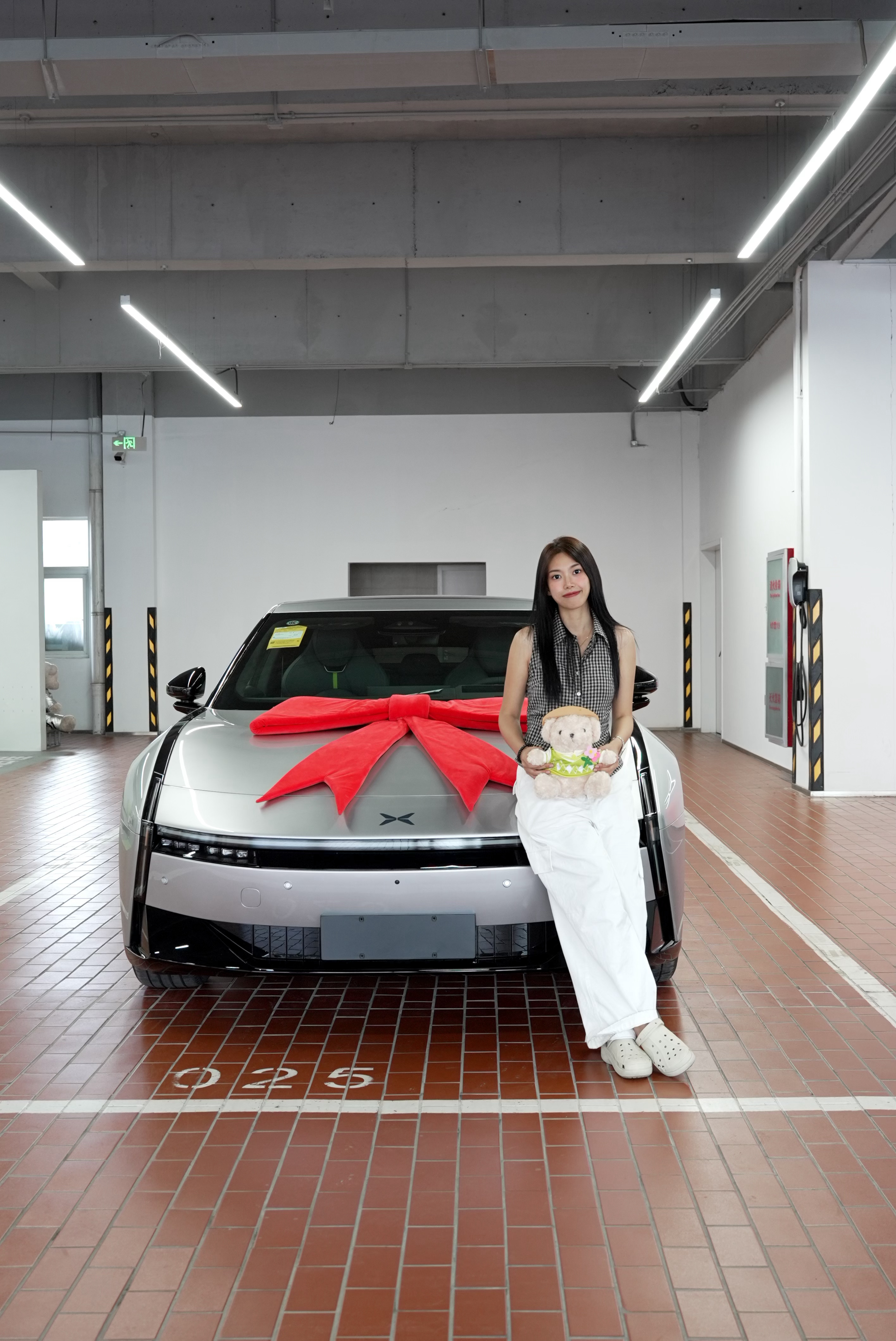 恭喜飞飞成为尊贵的小鹏P7车主！！！咱们就是说银色帅的起飞啊～又帅又能打！能旋转