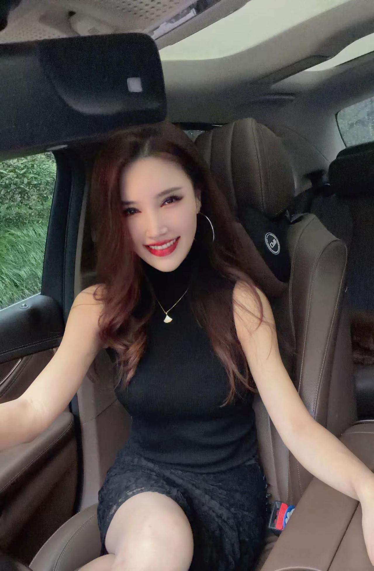 “比起二十岁，更喜欢现在的自己”气质女人座驾 成熟知性御姐范 高级感女人 黑裙穿