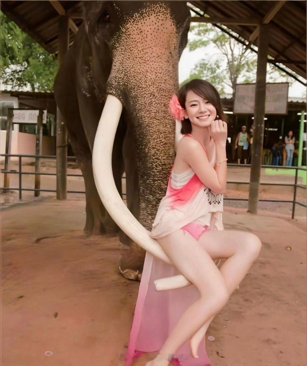 戚薇年轻时是真的嫩，笑容太有感染力了 