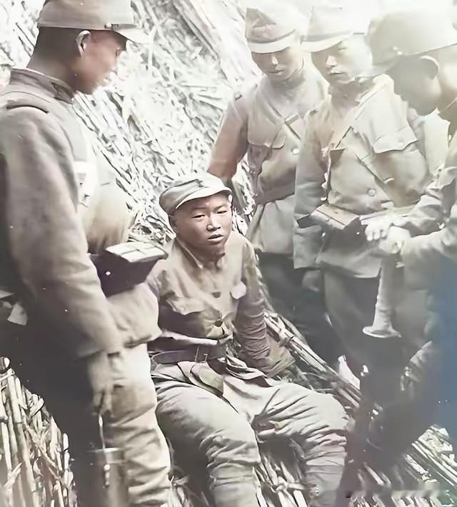 这个小战士落入到日本鬼子的手中，结局是可想而知的，看他的年龄，感觉还是个孩子，但