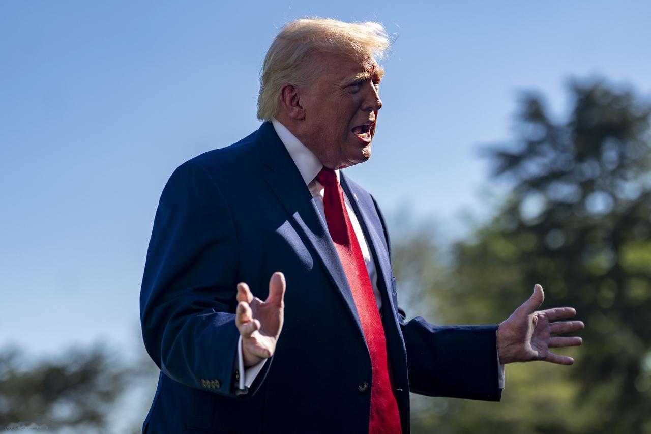 局势突然失控。


4月13日凌晨三点，周遭静谧无声。屏幕上数字蓦地跳动，“+8