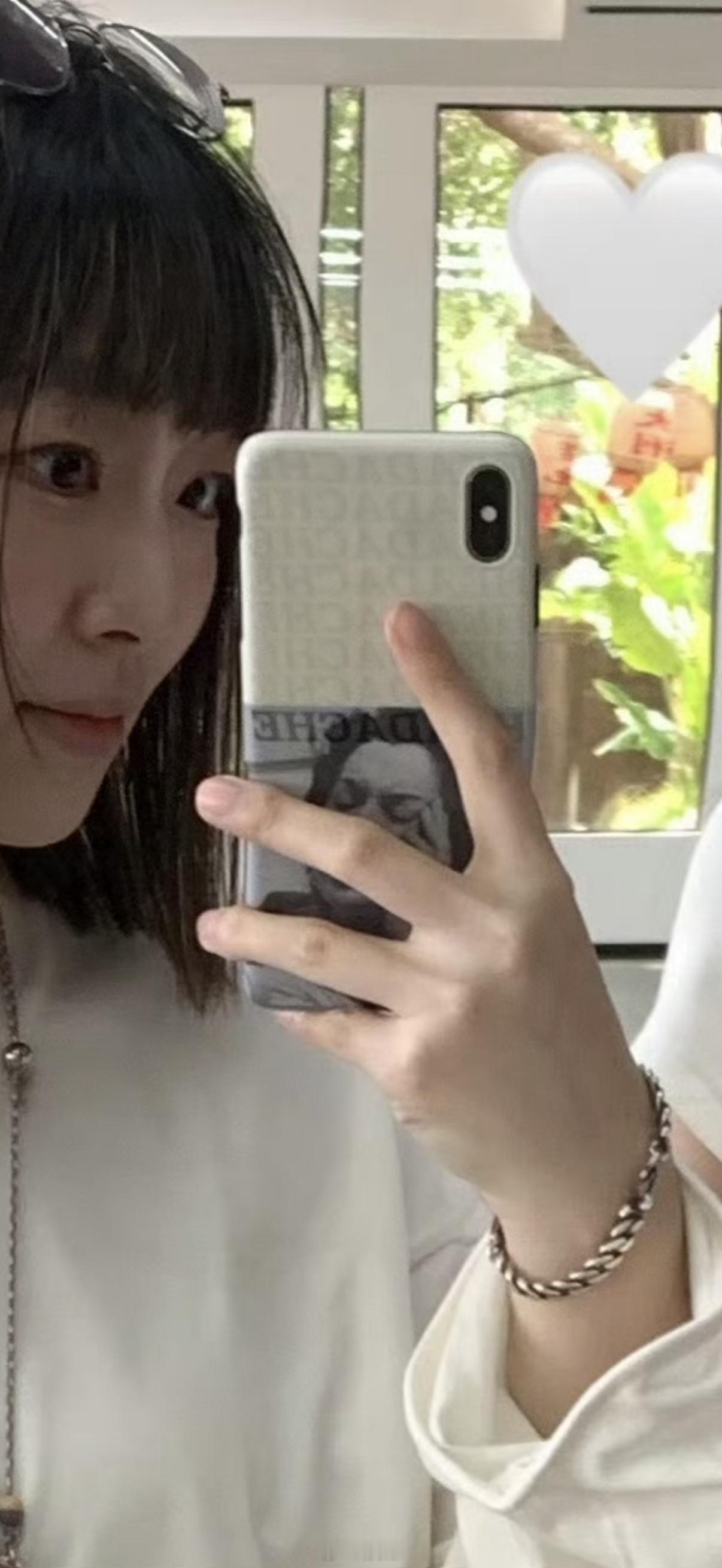 刷到一个好看的小姐姐还在用iPhone Xs！ 