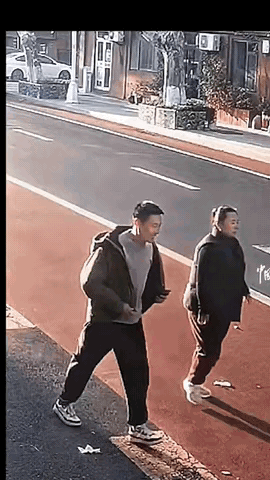 又是山东人！
近日，山东威海一对夫妻，提着手提袋来到北部战区海军支队营区门口。