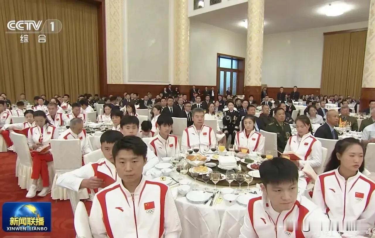 奥运英雄，荣耀时刻：陈梦与樊振东的新闻联播亮相
在9月30日这个平凡而又特殊的日