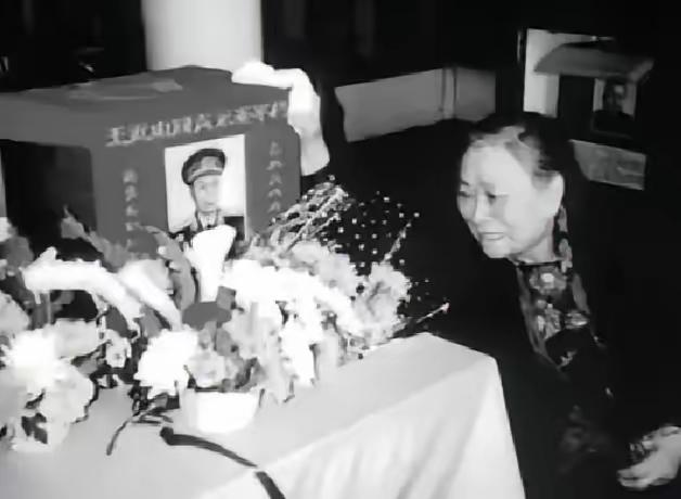 1978年王近山去世前留下死命令：不许前妻来灵堂，她连夜赶到南京，却被警卫员含泪