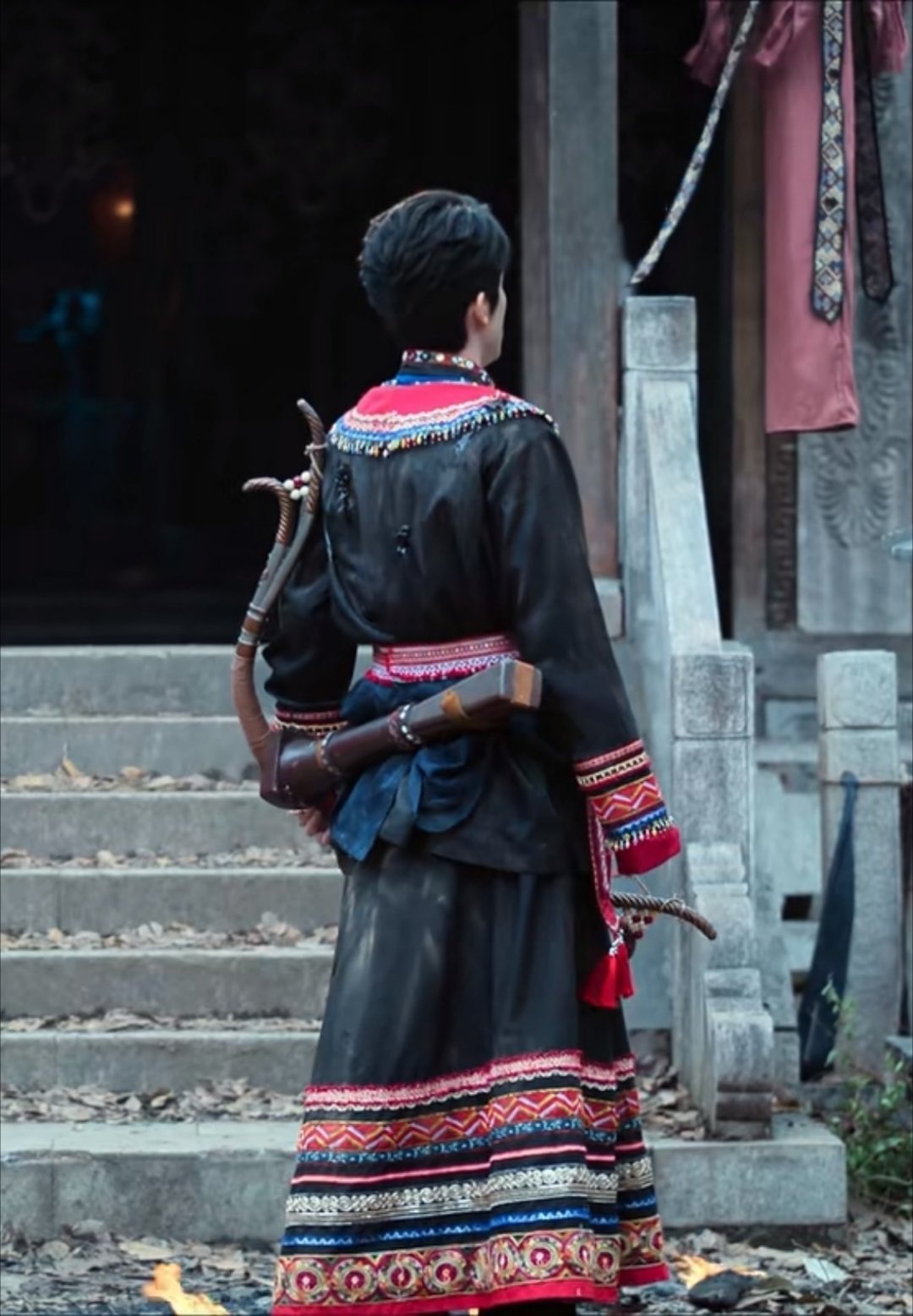 其实打蛇母换衣服那里还有一个点，就是虾仔不知道盐伤在哪儿了，一看小孩眼睛都弄失明