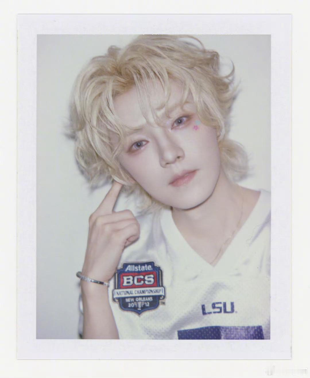 好精致好权威的一张脸[鼓掌]鹿晗七夕晒撕拉片lh鹿晗演唱会 ​​​