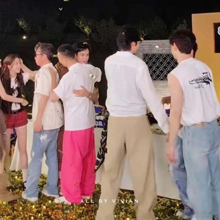 独属群像综艺的顶级浪漫 地球超新鲜 见证《地球超新鲜》最后一站杀青，集体留念瞬间