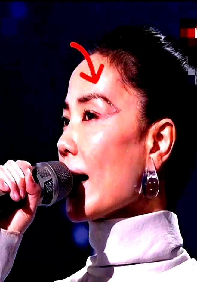 窦靖童一句“挖嘞个亲娘”，王菲这次的眉毛，直接从眉骨挂到了眼角。
 
这不是画的