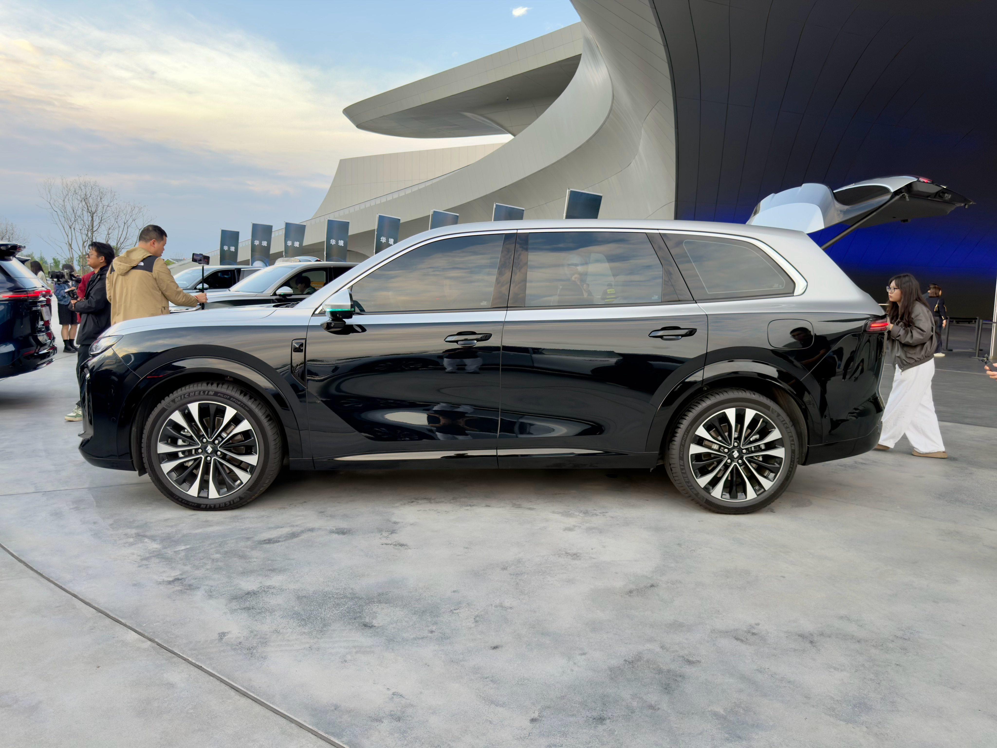 实拍华境S的外观车漆，还有数款双拼色选择，大家更喜欢哪款