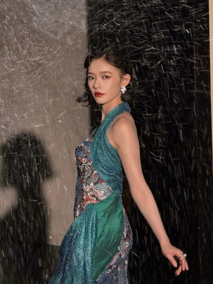 林允出图这么快那么美  林允出图这么快那么美，这么多好看的照片，真的是感受到了不