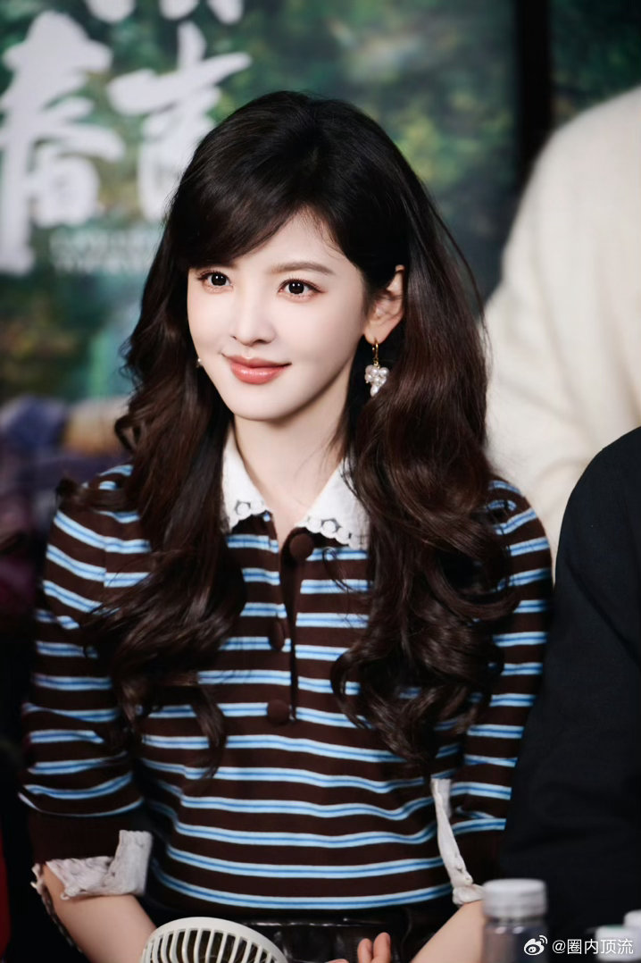 章若楠条纹T恤章若楠条纹T恤小皮裙章若楠冬去春来剧宣，仅用零秒就爱上了这个庄庄，