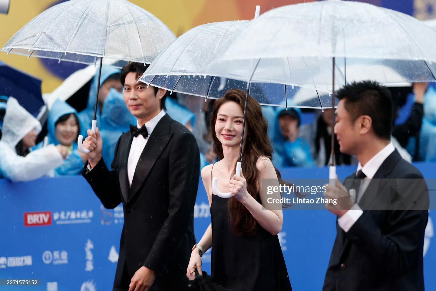 G社镜头下的戚薇这场雨对戚薇来说根本上刚刚好！G社生图完全能打啊……戚薇