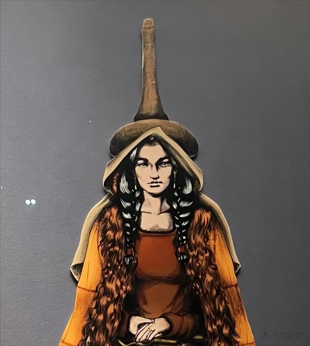 新疆博物馆有展板上画了苏贝希女性复原图来展现很有特色的女性服饰。头上戴的尖顶帽是