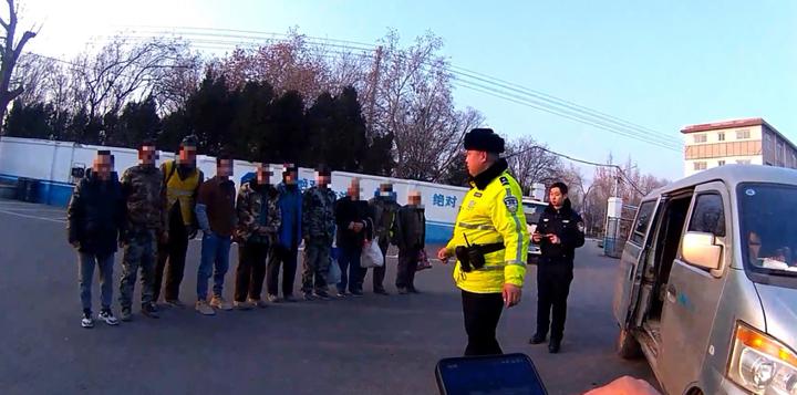 核载8人实载10人，济南一驾驶人超载被罚！1月5日，济南市公安局交通管理支队市中