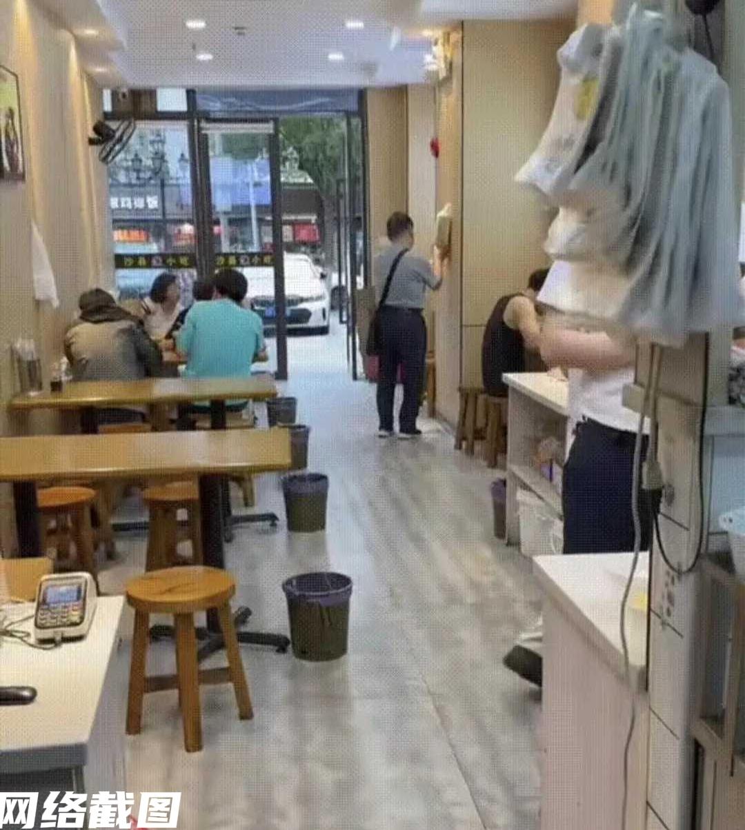 云南某处一家面馆内，有挎包的中年男子只在吃完八块钱的面条后，竟一次性抽走店内提供