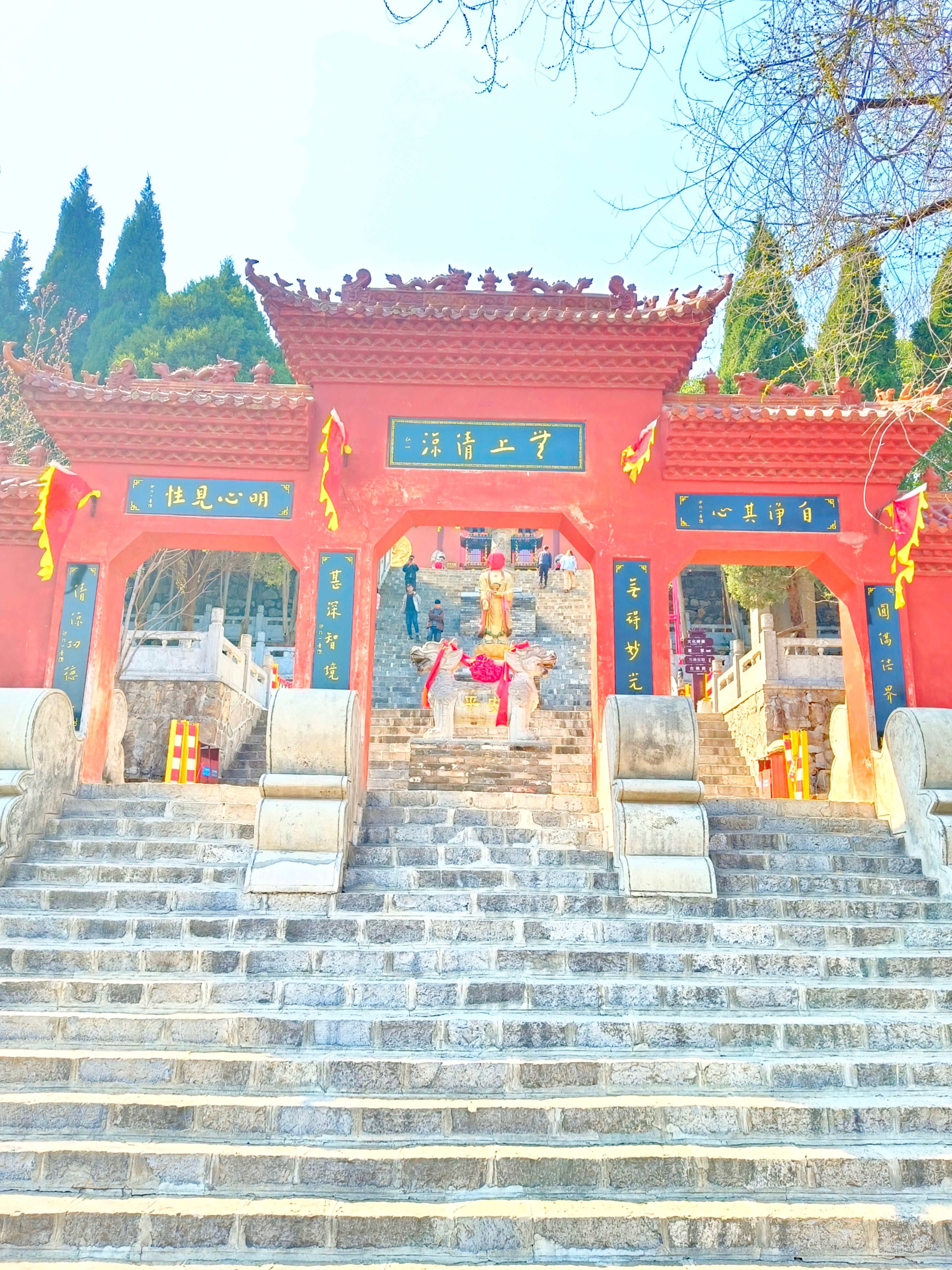 《圆融古刹》在河南焦作南太行吕涧山的青山翠柏间，坐落着素有“太行小灵山”美誉的圆