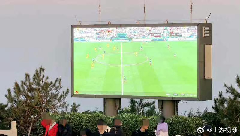 #游客夜爬泰山发现还能看世界杯#【游客夜爬泰山登顶发现“还能看世界杯”，景区回应