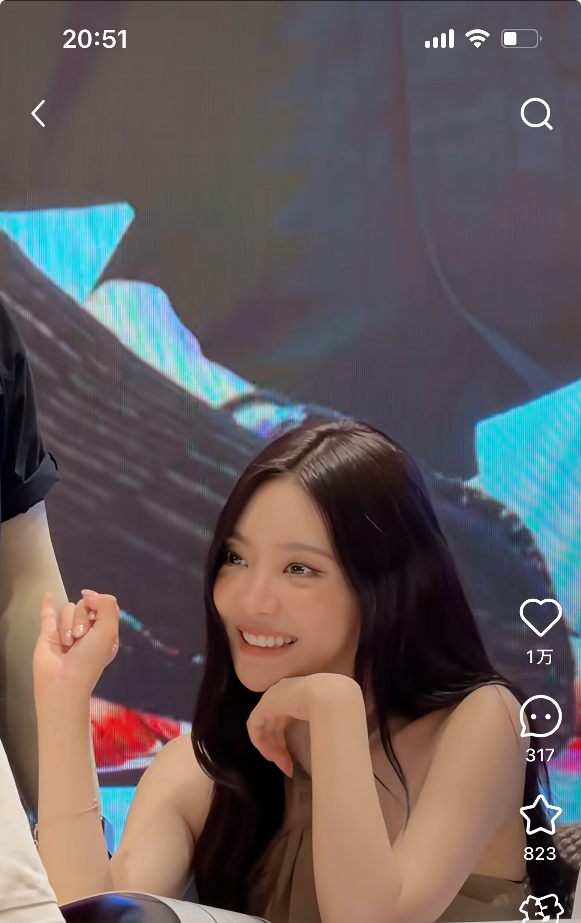 12月就这样嘟嘴笑嘻嘻的看着你 