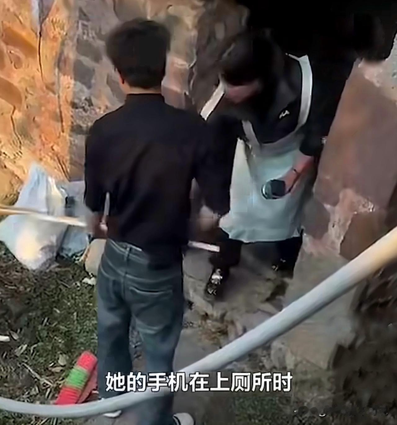 丈夫毫不犹豫跳下旱厕为妻子捞上手机，这位女子算是嫁对人了！一农村女子在上厕所时一