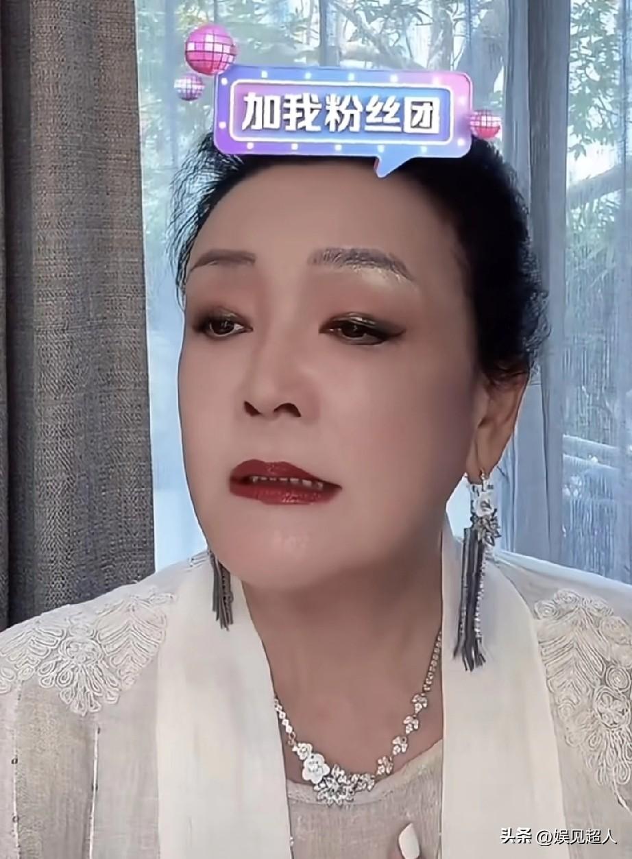 65岁的张兰，天天熬到凌晨三点给麻六记直播带货，嗓子喊哑了还在卖酸辣粉，品牌一出