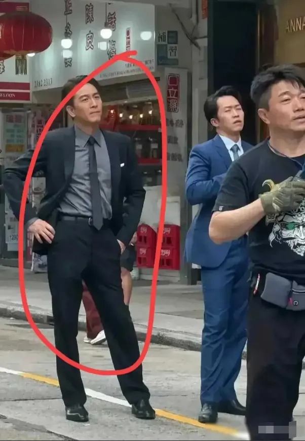 这一位香港著名演员拍过很多戏，却想不起其名。 