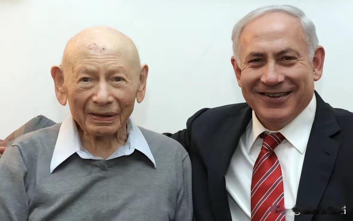 以色列总理内塔尼亚胡身边的老人是他的父亲。

他的父亲叫：本齐翁·内塔尼亚胡，于