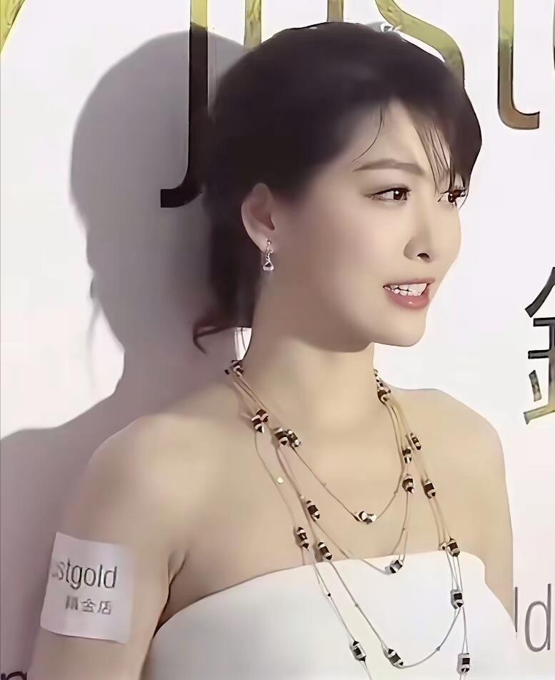 离婚不到3个月就被拍到和周丽淇同游，2018年12月登记结婚，俩人还一起改了名，