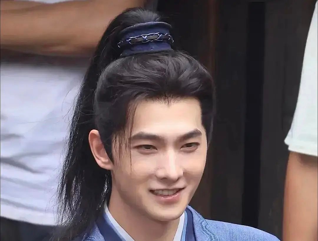 杨洋这鼻子越来越奇怪了 ​​​