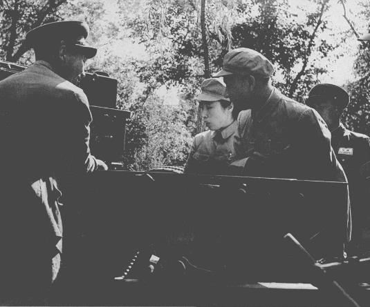 1950年6月，刘少奇在中南海参观兵器展览