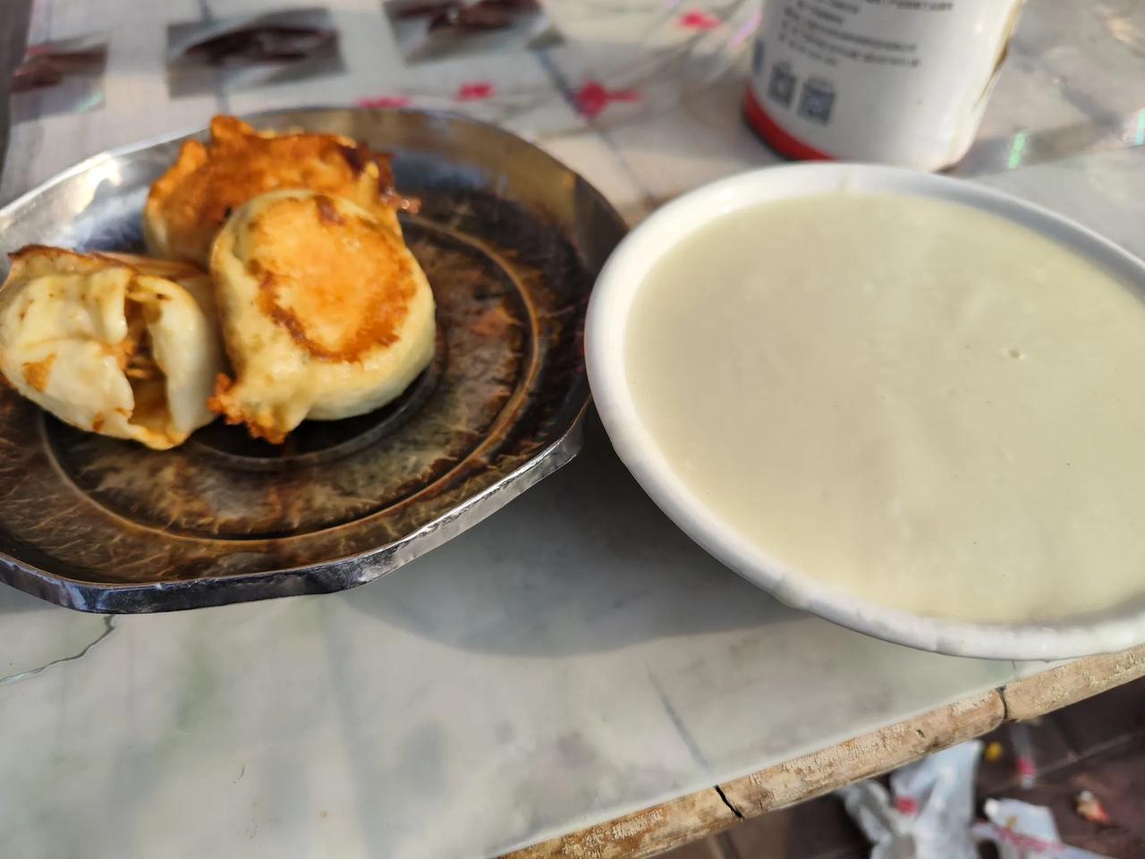 枣庄人的吃早餐的花样很多，我感觉最经典的还是薛城白粥配水煎包。据说薛城白粥来源于