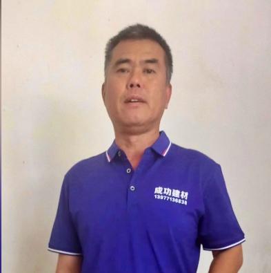 这是CBA江苏男篮庞峥麟的父亲庞建国，看其相貌，虽然朴实无奇，但老六的容貌其实与
