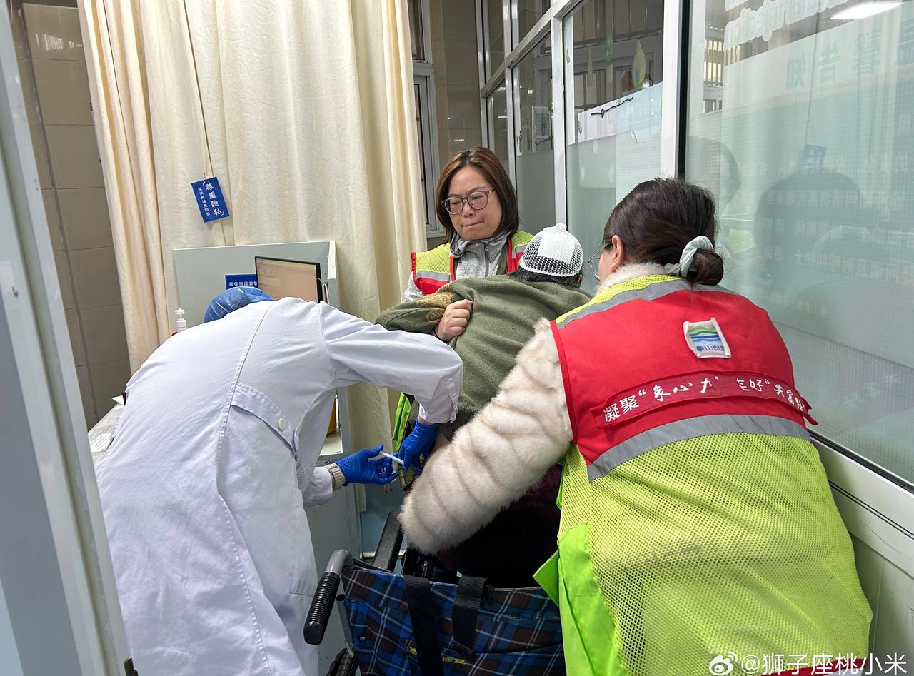 近日，宁波象山一名85岁独居老人意外摔倒受伤，头部出血、意识模糊。居民发现后立即