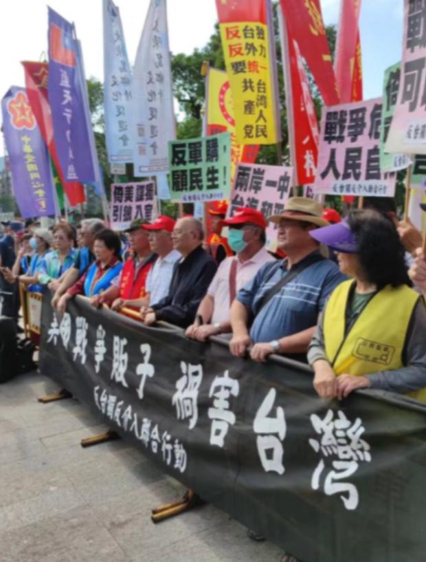 [熊猫]台湾岛内相当一些老百姓毫无底线支持台独、自认不是中国人，还肆意咒骂大陆人