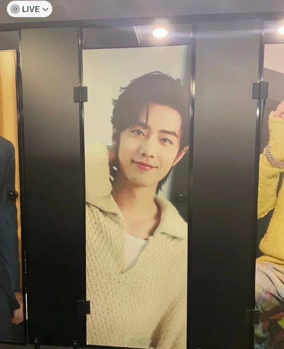 肖战，王鹤棣，王俊凯，成毅，易烊千玺，于适，秦霄贤…现在电影院的卫生间也这么卷吗