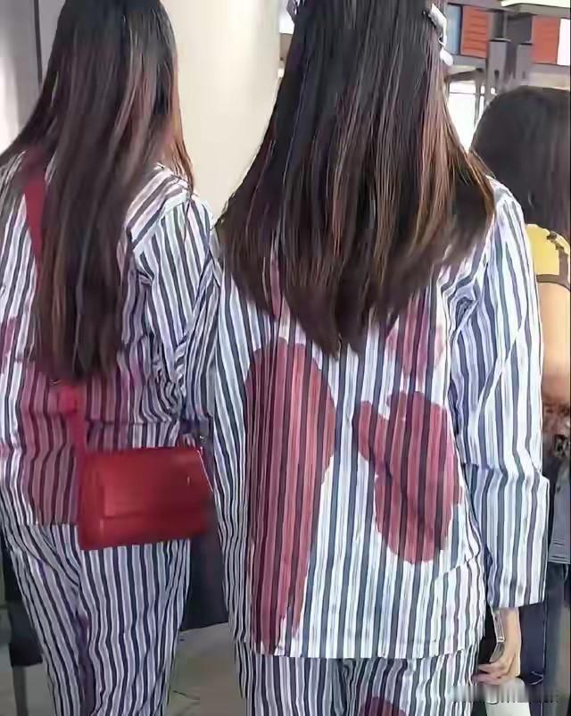巴黎世家这次真是“放飞自我”，把蓝白条、松紧口、前短后长的病号服标价10990元