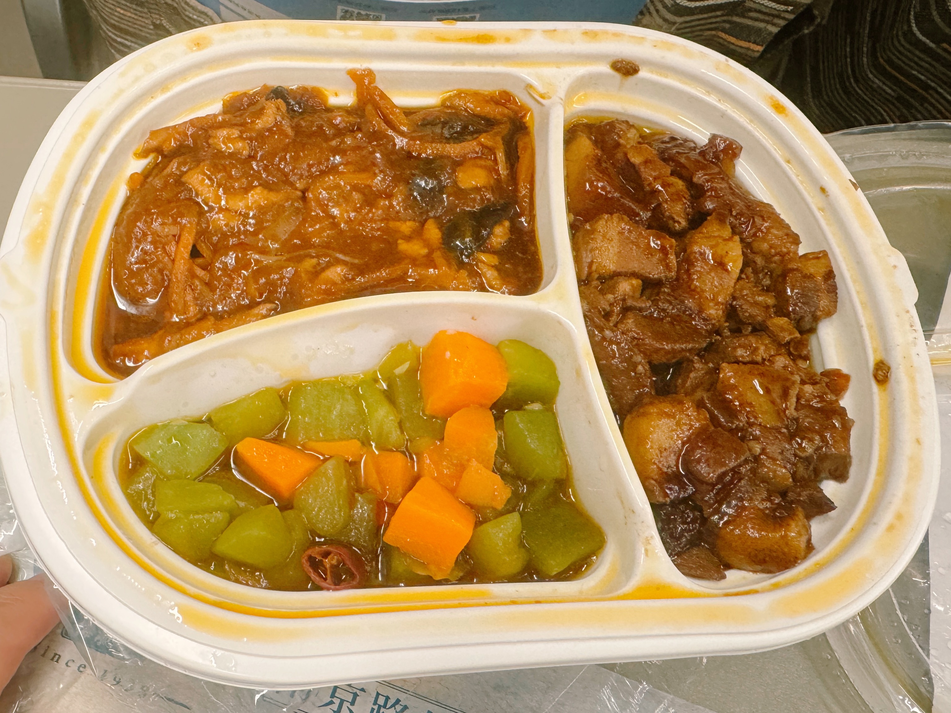 饿了吃高铁餐，40 元的卤肉饭。你会不会觉得它贵，但其貌不扬？ 实际上，我觉得高