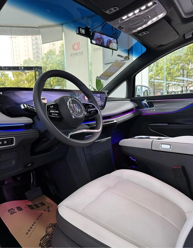 🚗别克 GL8｜豪华内饰改装升级清单✨
✅ 内饰核心升级
中排航空座椅（白灰拼